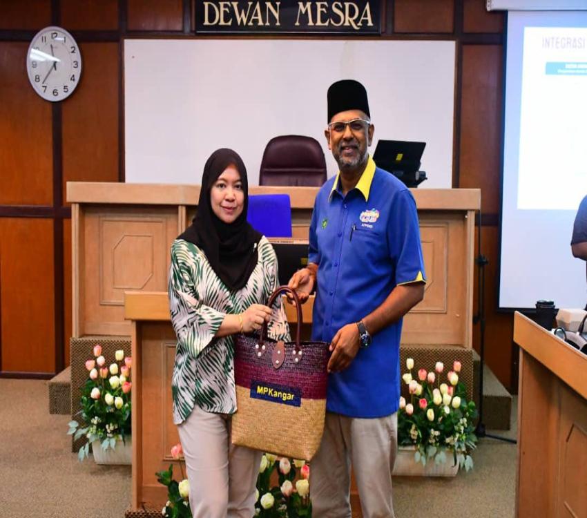 PERBINCANGAN PERSEDIAAN PELAKSANAAN SISTEM ONE STOP CENTRE (OSC) PELESENAN PIHAK BERKUASA TEMPATAN (PBT) RINTIS TERPILIH